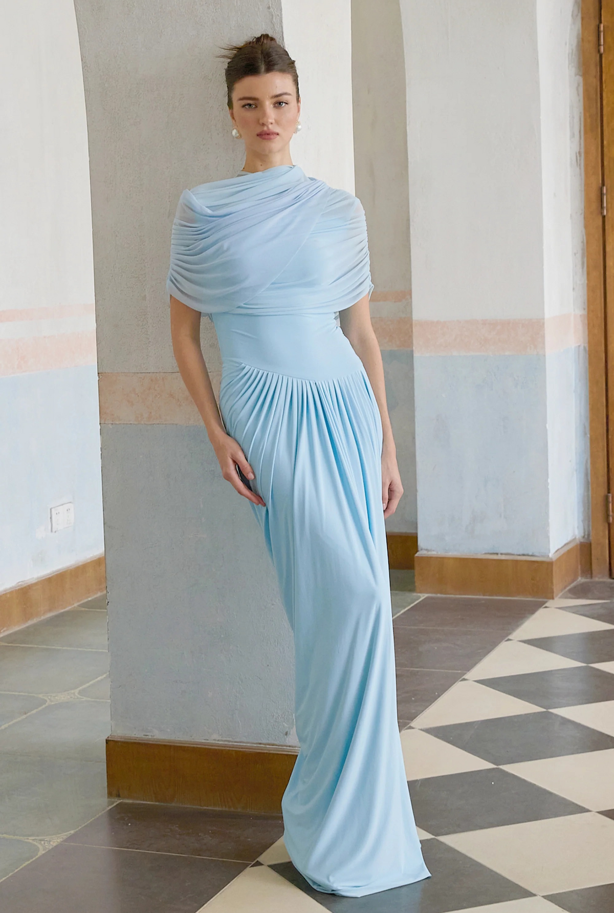 Vestido Largo de Manga Corta con Drapeado y Cuello Alto