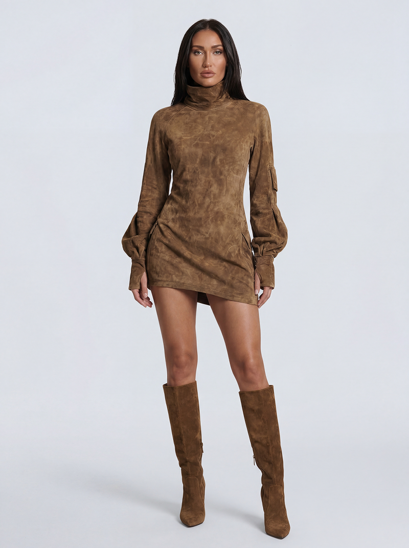 Vestido Corto de Ante con Cuello Alto