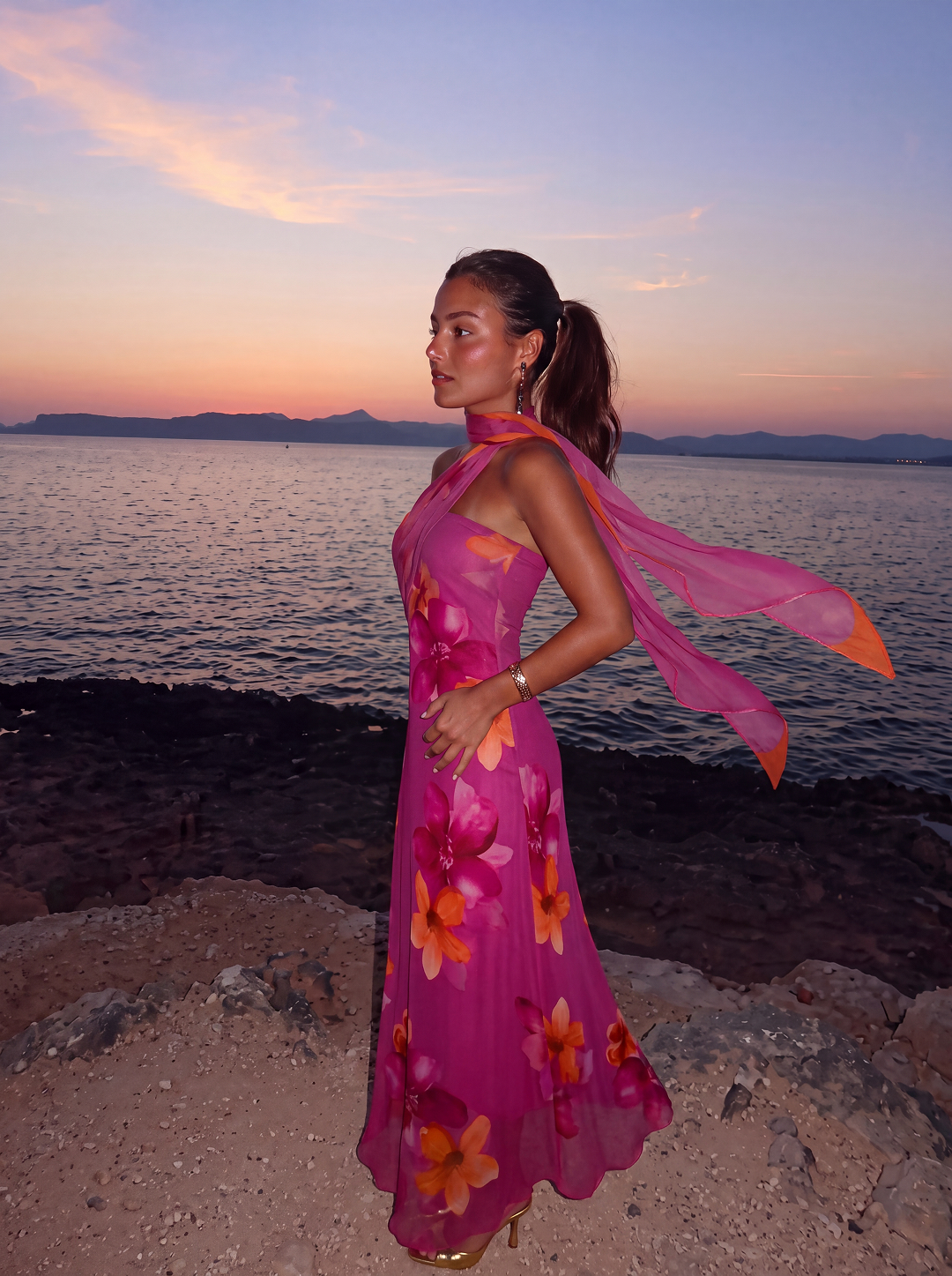 VESTIDO LARGO FLORAL SÓLLER CON CUELLO ALTO Y LAZO