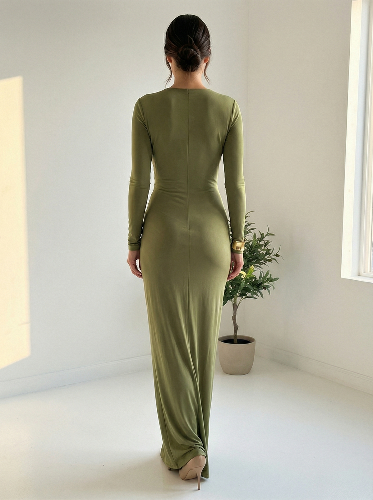The Valenza| Vestido Largo Verde con Escote en V y Nudo Drapeado