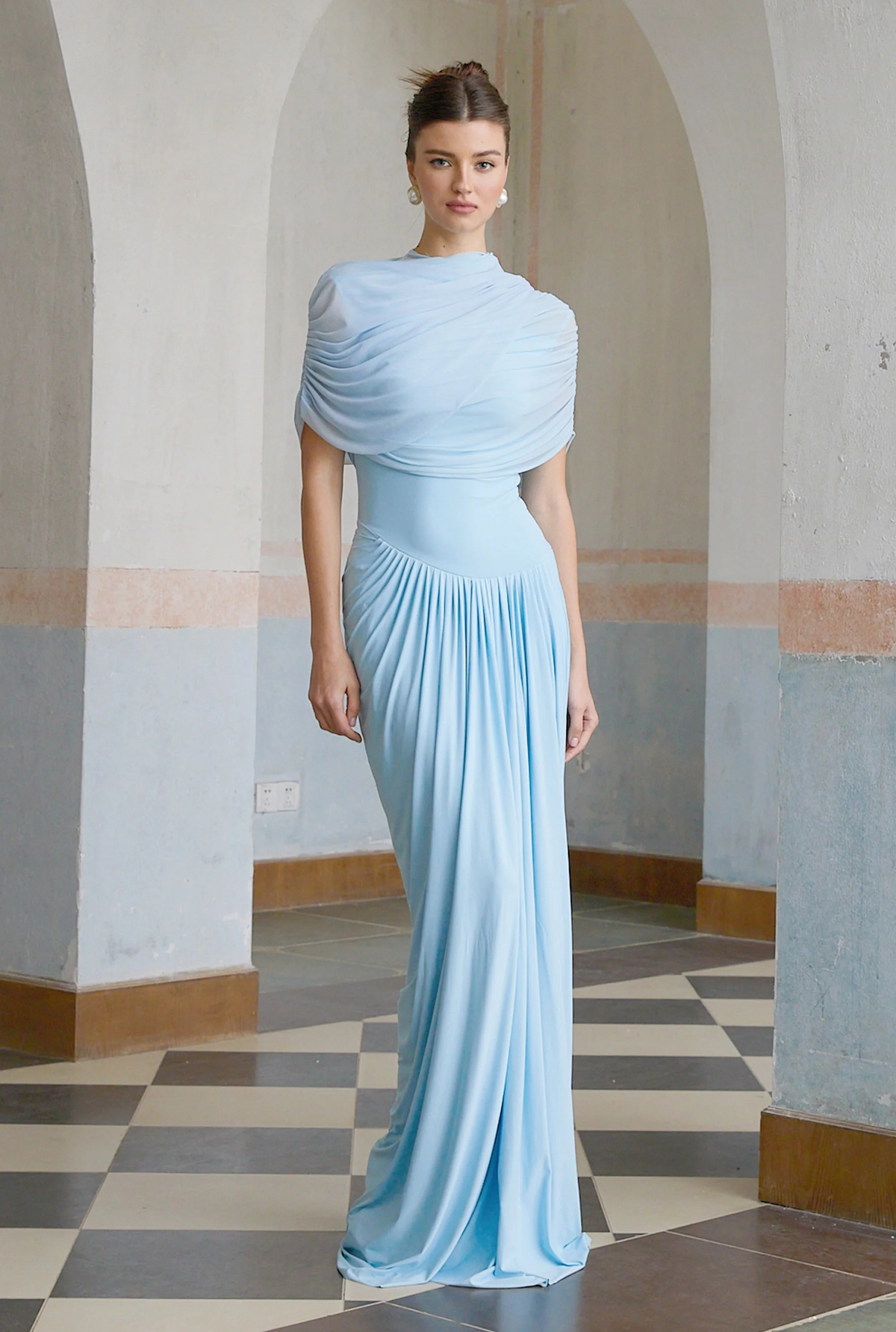 Vestido Largo de Manga Corta con Drapeado y Cuello Alto