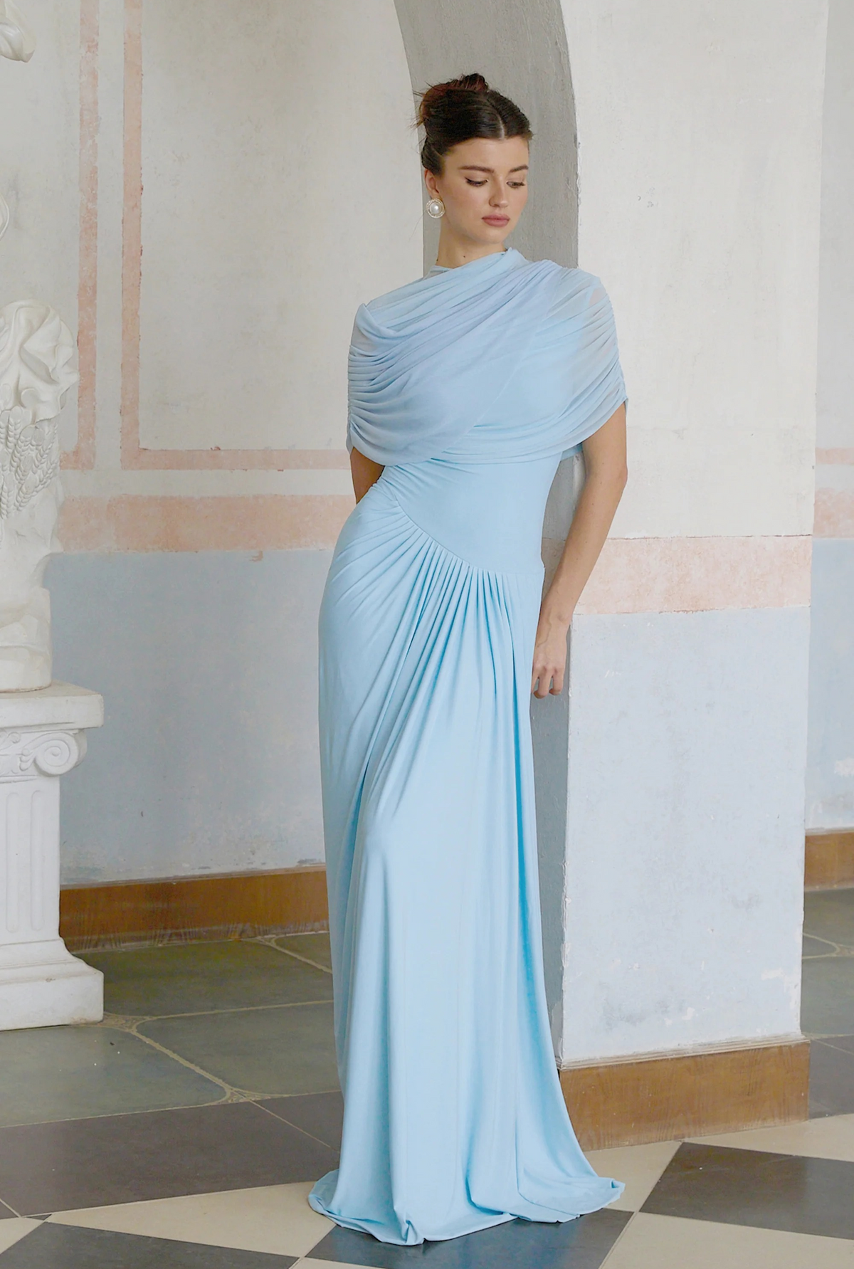 Vestido Largo de Manga Corta con Drapeado y Cuello Alto